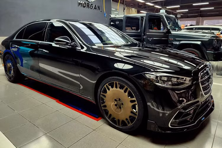 Chiếc xe Brabus B50 sắp được trưng bày tại triển lãm Vietnam Motor Show 2022 có ngoại thất sơn màu đen với điểm nhấn nhiều chi tiết mạ crôm và đắt giá nhất chính là việc dàn chân Brabus Monoblock M Platinum có kích thước 21 inch của xe được sơn màu đồng.