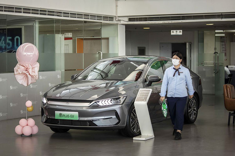 Cụ thể, BYD đã nâng tỷ lệ xe điện cao cấp và ngừng sản xuất ô tô chạy bằng động cơ đốt trong từ tháng 3 năm 2022. Tiếp đó là sản xuất pin và một số loại chip bán dẫn giúp BYD vượt qua được cuộc khủng hoảng chuỗi cung ứng và tăng giá xe.