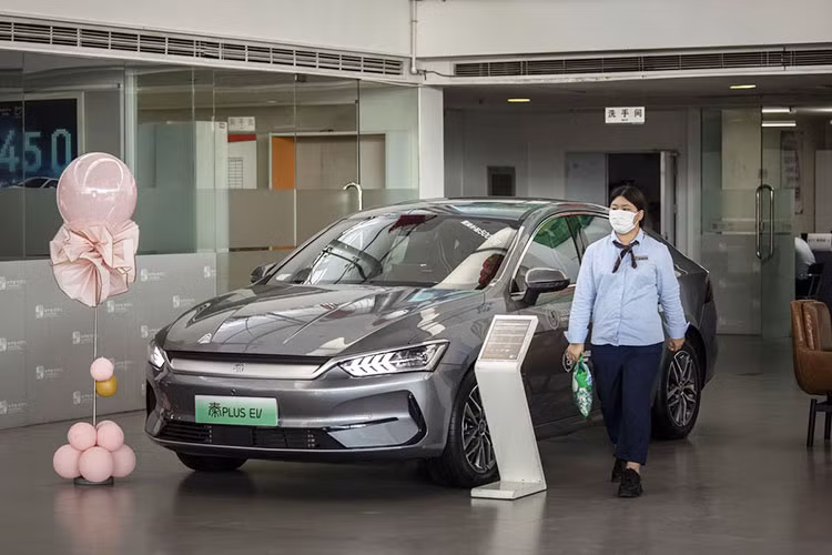 Cụ thể, BYD đã nâng tỷ lệ xe điện cao cấp và ngừng sản xuất ô tô chạy bằng động cơ đốt trong từ tháng 3 năm 2022. Tiếp đó là sản xuất pin và một số loại chip bán dẫn giúp BYD vượt qua được cuộc khủng hoảng chuỗi cung ứng và tăng giá xe.