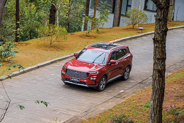  Ford Territory (từ 822 - 935 triệu đồng) Ford Việt Nam đã chính thức ra mắt mẫu CUV gia đình hoàn toàn mới Territory, xe sở hữu thiết kế trẻ trung, trang bị vượt trội và công nghệ hỗ trợ vận hành an toàn ưu việt. Territory hứa hẹn sẽ giúp Ford tiến vào phân khúc cạnh tranh nhất thị trường với hàng loạt những cái tên như: Toyota Corolla Cross, Hyundai Tucson hay Kia Sportage và Honda HR-V.