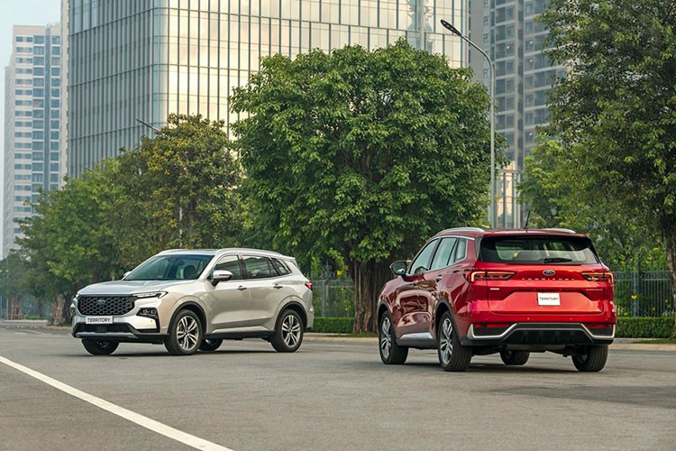 Bên cạnh đó, dòng SUV/CUV còn có không gian nội thất rộng hơn và trần xe cao, thoáng hơn so với những mẫu xe gầm thấp như sedan hay hatchback. Xe SUV/CUV thường có cấu hình 5 chỗ, 5+2 chỗ hoặc 7 chỗ. Các hàng ghế ngồi thoải mái, có thể linh hoạt gập để mở rộng khoang hành lý để đồ phía sau.