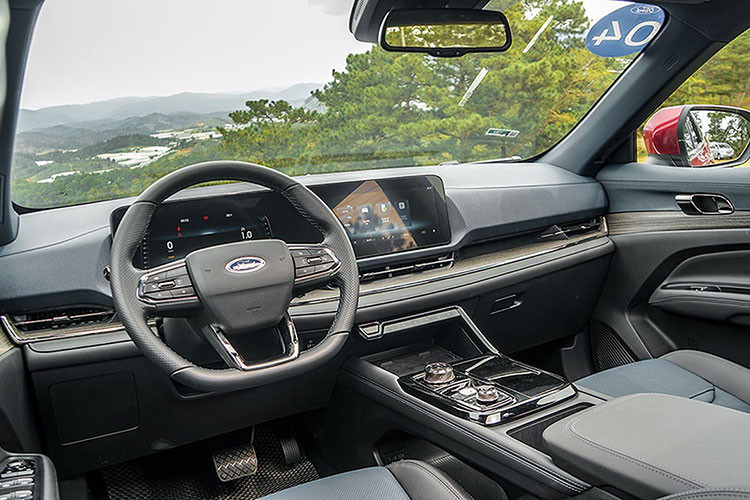 Về kiểu dáng của xe, có thể thấy thiết kế của Territory hoàn toàn mới không cùng ngôn ngữ thiết kế với 2 mẫu xe đàn anh là Everest và Ranger. Vì Ford có rất nhiều ngôn ngữ thiết kế cho từng dòng xe, như Everest và Ranger là hai mẫu xe được áp dụng ngôn ngữ thiên về sự cứng cáp và khỏe mạnh, trong khi đó Territory là mẫu xe được thiết kế thiên về sự thông minh và hiện đại.