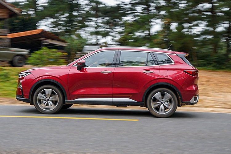 Xe được trang bị công nghệ hỗ trợ lái Ford Co-Pilot 360 bao gồm đỗ xe tự động, camera 360, cảnh báo điểm mù kết hợp cảnh báo phương tiện cắt ngang, kiểm soát hành trình thích ứng với tính năng dừng và đi (Stop &amp; Go), cảnh báo va chạm kết hợp phanh tự động khẩn cấp và cảnh báo va chạm khi mở cửa. Ngoài ra, Territory còn có cảnh báo chệch làn, duy trì làn đường, kiểm soát áp suất lốp. 