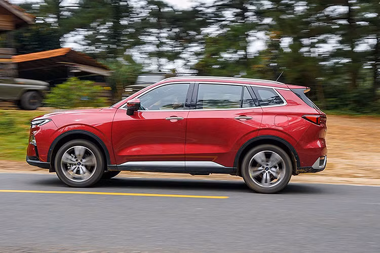 Xe được trang bị công nghệ hỗ trợ lái Ford Co-Pilot 360 bao gồm đỗ xe tự động, camera 360, cảnh báo điểm mù kết hợp cảnh báo phương tiện cắt ngang, kiểm soát hành trình thích ứng với tính năng dừng và đi (Stop &amp; Go), cảnh báo va chạm kết hợp phanh tự động khẩn cấp và cảnh báo va chạm khi mở cửa. Ngoài ra, Territory còn có cảnh báo chệch làn, duy trì làn đường, kiểm soát áp suất lốp. 