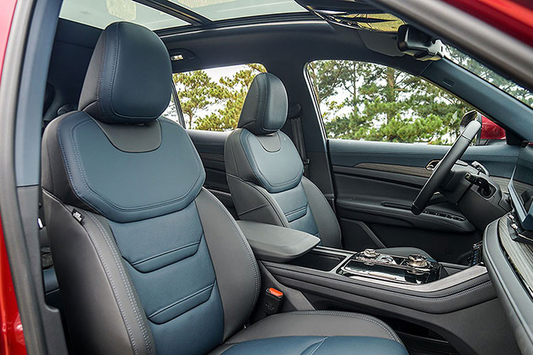 Ford Territory là xe CUV gia đình nên không gian nội thất và sự thực dụng sẽ là 2 yếu tố quan trọng ảnh hưởng đến quyết định chọn xe. Territory ngập tràn công nghệ hỗ trợ người lái cũng như tiện nghi cho hành khách trên xe. Những trang bị đáng chú ý bao gồm cụm màn hình đôi 12,3 inch đặt ngang, khả năng kết nối Apple Carplay và Android Auto không dây, cần số dạng núm xoay,... 