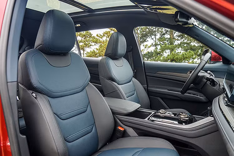 Ford Territory là xe CUV gia đình nên không gian nội thất và sự thực dụng sẽ là 2 yếu tố quan trọng ảnh hưởng đến quyết định chọn xe. Territory ngập tràn công nghệ hỗ trợ người lái cũng như tiện nghi cho hành khách trên xe. Những trang bị đáng chú ý bao gồm cụm màn hình đôi 12,3 inch đặt ngang, khả năng kết nối Apple Carplay và Android Auto không dây, cần số dạng núm xoay,... 