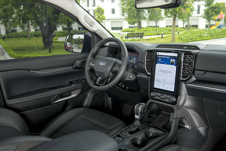 Ford Everest 2022 có các góc tham số vượt địa hình rất ấn tượng với góc tới 30,4 độ (tăng 0,9 độ), góc vượt đỉnh dốc 22,2 độ (tăng 0,7 độ) và góc thoát 25 độ, khoảng sáng gầm xe 283mm. Cộng thêm vào đó là khả năng lội nước sâu tới 800mm, người dùng có thể lái xe vượt qua nhiều tình huống phức tạp, như các đoạn đường ngập lụt sâu hoặc vượt qua các con suối trên những hành trình phiêu lưu khám phá mạo hiểm