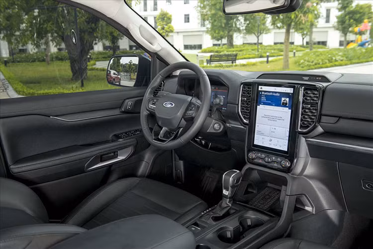 Ford Everest 2022 có các góc tham số vượt địa hình rất ấn tượng với góc tới 30,4 độ (tăng 0,9 độ), góc vượt đỉnh dốc 22,2 độ (tăng 0,7 độ) và góc thoát 25 độ, khoảng sáng gầm xe 283mm. Cộng thêm vào đó là khả năng lội nước sâu tới 800mm, người dùng có thể lái xe vượt qua nhiều tình huống phức tạp, như các đoạn đường ngập lụt sâu hoặc vượt qua các con suối trên những hành trình phiêu lưu khám phá mạo hiểm