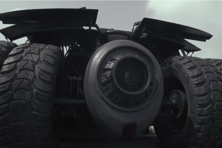 Bên cạnh đó, chiếc xe còn lắp đặt 4 camera an toàn và các màn hình để cải thiện khả năng xử lý trên đường.