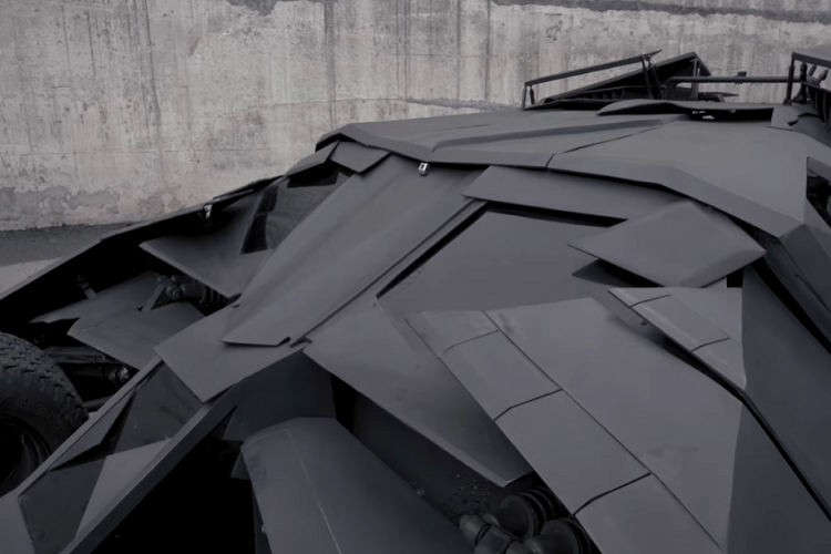 Chiếc Tumbler mới, chạy điện hoàn toàn này được tuyên bố là chiếc Batmobile điện đầu tiên trên thế giới, và có trang bị một mô tơ cho phép di chuyển ở tốc độ tối đa 104 km/h. Chàng kiến trúc sư trẻ người Việt còn nói rằng nó có thể được sử dụng trên cao tốc nữa.