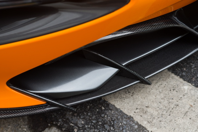 Với gói độ Fury, líp trước, ốp gương chiếu hậu, bộ khuếch tán gió phía sau,… đều được làm từ chất liệu sợi carbon.