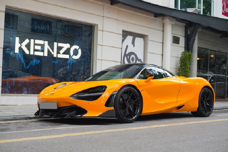 McLaren 720S nguyên bản sử dụng động cơ V8 4.0L tăng áp kép, sản sinh công suất 720 mã lực và 770 Nm mô-men xoắn. Với hộp số bán tự động ly hợp kép 7 cấp, xe chỉ cần cần 2,7 giây để tăng tốc 0-100 km/h. mức giá xe khi mới về Việt Nam không dưới 20 tỷ đồng.
