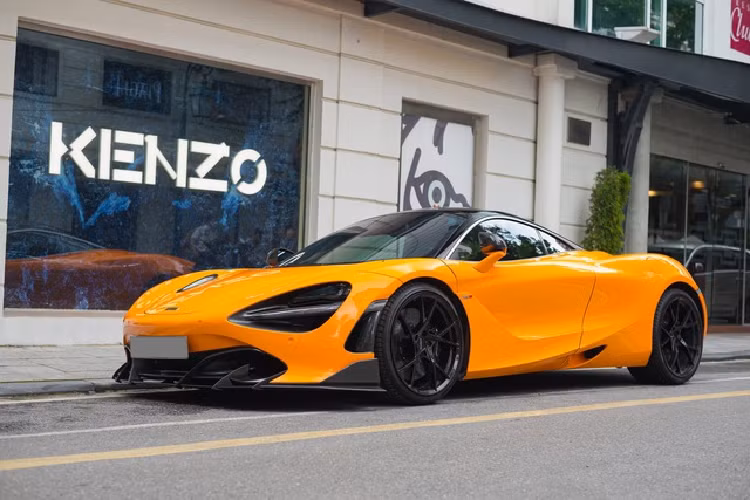 McLaren 720S nguyên bản sử dụng động cơ V8 4.0L tăng áp kép, sản sinh công suất 720 mã lực và 770 Nm mô-men xoắn. Với hộp số bán tự động ly hợp kép 7 cấp, xe chỉ cần cần 2,7 giây để tăng tốc 0-100 km/h. mức giá xe khi mới về Việt Nam không dưới 20 tỷ đồng.