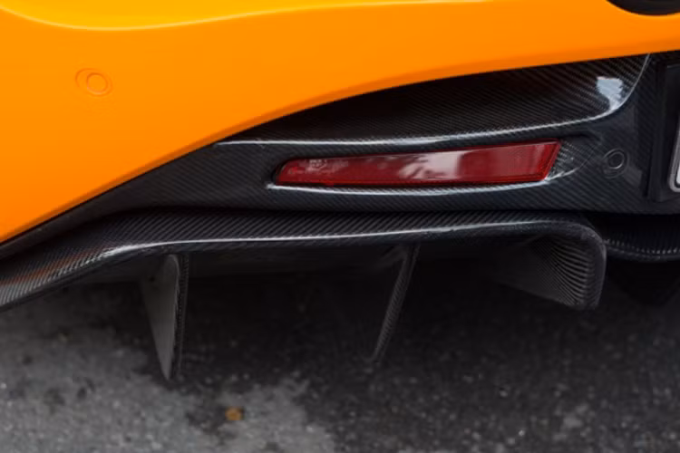 Chiếc McLaren 720S độ TopCar sở hữu màu cam có tên gọi là McLaren Orange, mui được sơn đen.