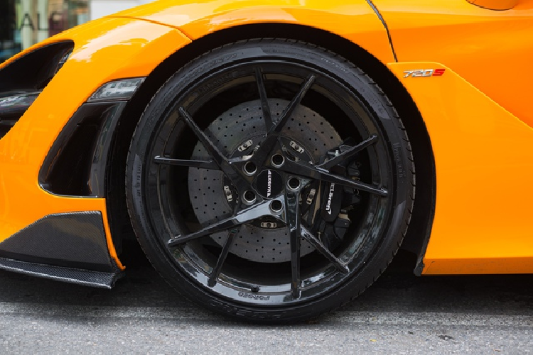 Hệ thống ống xả nguyên bản được thay bằng ống xả Fi Exhaust. Phần chụp ống xả được làm bằng chất liệu Forged Carbon mang tới âm thanh dữ dằn, khỏe khoắn hơn.