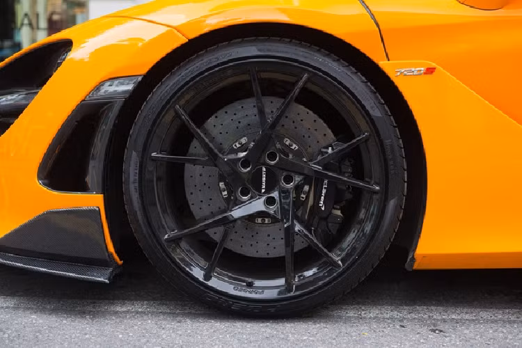 Hệ thống ống xả nguyên bản được thay bằng ống xả Fi Exhaust. Phần chụp ống xả được làm bằng chất liệu Forged Carbon mang tới âm thanh dữ dằn, khỏe khoắn hơn.