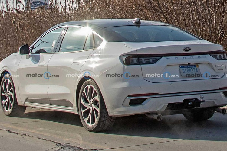 Đáng tiếc là hiện chưa có hình ảnh chụp nội thất của Ford Mondeo thế hệ mới. Tuy nhiên, nội thất của mẫu sedan này hứa hẹn sẽ khá rộng rãi nhờ kích thước lớn. Được phát triển dựa trên cơ sở gầm bệ của mẫu sedan hạng sang Lincoln Zephyr đã ra mắt thị trường Trung Quốc vào hồi tháng 11 năm ngoái, Ford Mondeo 2023 sở hữu chiều dài 4.935 mm, chiều rộng 1.875 mm, chiều cao 1.500 mm và chiều dài cơ sở 2.945 mm trong khi trọng lượng đạt 1.976 kg. Như vậy, mẫu xe này có kích thước ngang ngửa người anh em Ford Evos 2022.