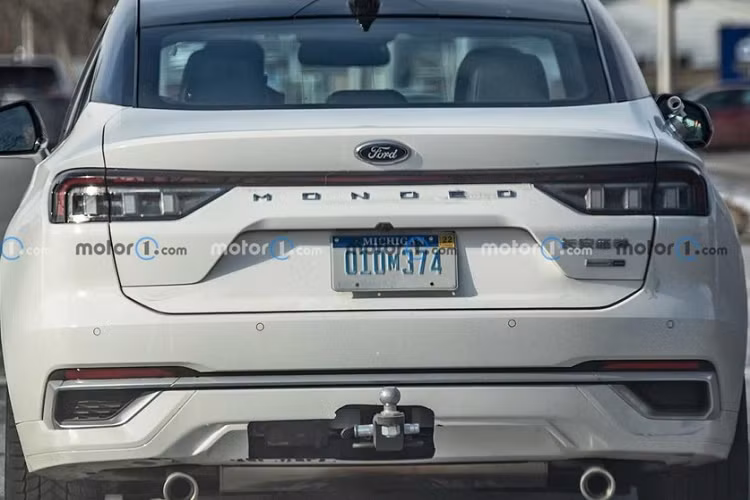 Qua hình ảnh chụp trên đường thử, có thể thấy chiếc Ford Mondeo 2023 này giống với xe xuất hiện trong tài liệu đăng ký bảo hộ kiểu dáng công nghiệp tại Trung Quốc. Lấy cảm hứng thiết kế từ những mẫu xe cùng thương hiệu như Mustang Mach-E hay Evos, Ford Mondeo mới được trang bị lưới tản nhiệt cỡ lớn, sơn màu đen và nối liền với đèn LED định vị ban ngày thanh mảnh ở hai bên. Nằm bên dưới dải đèn LED định vị ban ngày là cụm đèn pha chính, đặt trong hốc hình chữ nhật.