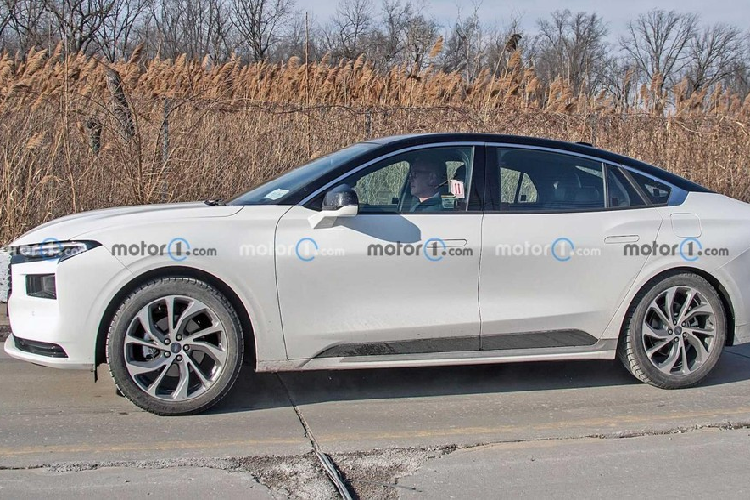 Không chỉ giống về kích thước, Ford Mondeo 2023 còn dùng chung động cơ với Evos. Cụ thể, xe được trang bị động cơ xăng 4 xi-lanh, tăng áp, dung tích 2.0L, sản sinh công suất tối đa 238 mã lực và mô-men xoắn cực đại 376 Nm. Sức mạnh được truyền tới cầu trước thông qua hộp số tự động 8 cấp. Động cơ này cho phép xe đạt vận tốc tối đa 220 km/h.