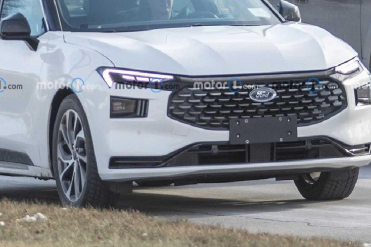 Thậm chí, hãng Ford hiện còn đang phát triển thế hệ mới của mẫu sedan này. Hình ảnh chụp Ford Mondeo 2023 mới trên đường thử đã chứng tỏ điều đó. Tuy không còn được bán tại Mỹ nhưng Ford Mondeo 2023 lại chạy thử ở thành phố Dearborn, bang Michigan của nước này. Khi chạy trên đường thử, chiếc Ford Mondeo 2023 không hề được ngụy trang. Nhờ đó, chúng ta có thể biết rõ thiết kế của mẫu sedan cỡ lớn này.