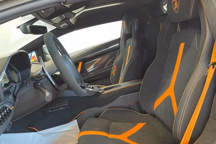 Lamborghini Aventador SVJ Roadster sở hữu mui cứng được chia thành hai phần riêng biệt và có thể tháo lắp dễ dàng bằng tay. Mỗi mui xe nặng khoảng 6kg và sẽ được cất vào khoang hành lý phía trước của siêu xe Lamborghini Aventador SVJ mui trần này.