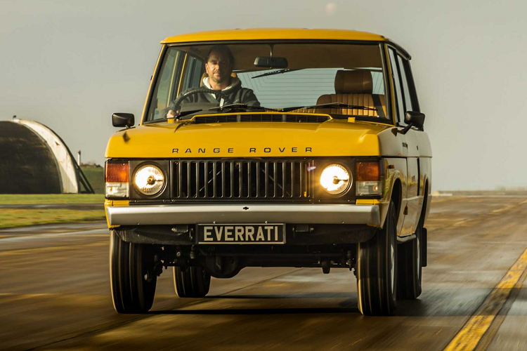 Sau đó, nó sẽ lắp đặt một động cơ AC ba pha cấp OEM mới, hộp số một cấp và bộ pin, tối ưu hóa cách bố trí để phân bổ trọng lượng tốt nhất. Everrati cũng tuyên bố việc chuyển đổi điện hoàn toàn có thể đảo ngược nếu chủ sở hữu quyết định quay trở lại hệ thống truyền động ban đầu.