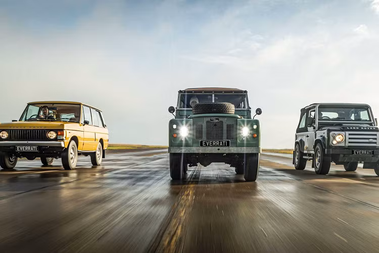 Mẫu xe này định hình thị trường SUV danh tiếng, trở thành biểu tượng địa vị cho những người giàu có, bao gồm cả những người nổi tiếng và hoàng gia. Land Rover Defender chạy điện là bản cập nhật của Series 90 và 110 và cũng là phiên bản hiện đại hóa của Land Rover Series I - III.