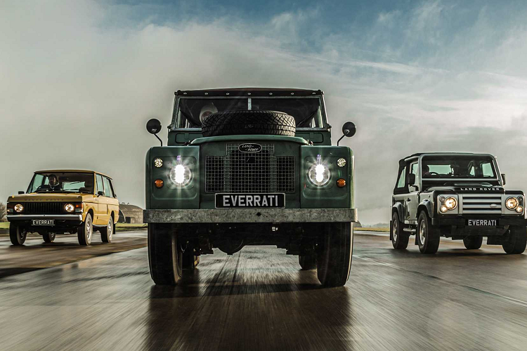 Range Rover Classic và Land Rover Defender nối tiếp thành công của các mẫu xe điện khác của Land Rover. Được sản xuất từ năm 1970 đến năm 1996, Range Rover Classic kết hợp khả năng vận hành địa hình chắc chắn với sự sang trọng và tiện nghi.