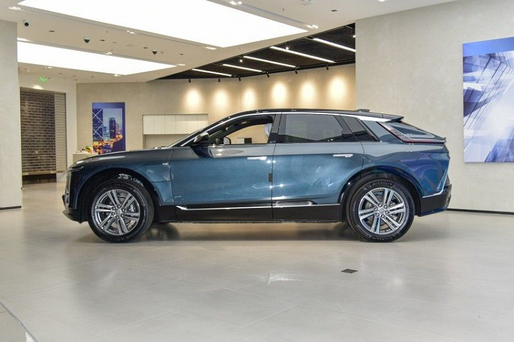 Dự kiến, xe sẽ có các tính năng sang trọng, hiện đại như hệ thống âm thanh 19 loa, Super Cruise, Khử tiếng ồn chủ động thông minh và màn hình LED 33 inch tuyệt đẹp trải dài gần bằng cả chiều rộng của bảng điều khiển.