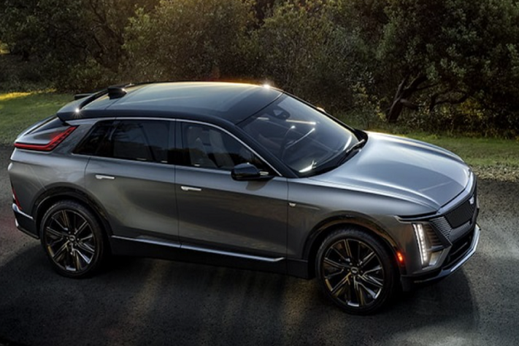 Những chiếc Cadillac Lyriq 2022 mới phiên tiêu chuẩn hiện vẫn đang trong quá trình sản xuất và chưa có sẵn tại đại lý, tuy nhiên, Cadillac đã tiết lộ rằng Lyriq sẽ có thêm bản AWD động cơ điện kép mạnh hơn tiêu chuẩn đáng kể.