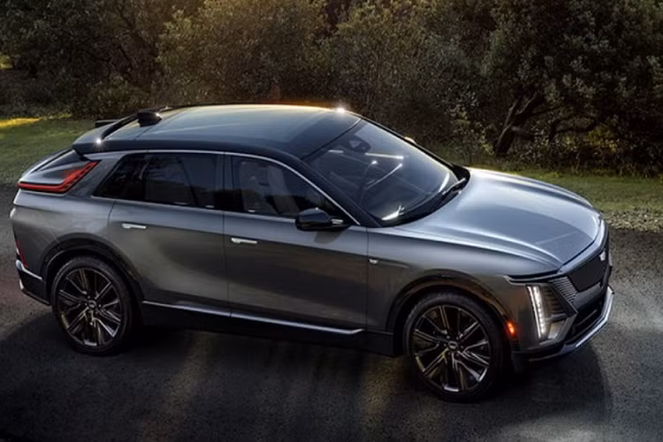 Những chiếc Cadillac Lyriq 2022 mới phiên tiêu chuẩn hiện vẫn đang trong quá trình sản xuất và chưa có sẵn tại đại lý, tuy nhiên, Cadillac đã tiết lộ rằng Lyriq sẽ có thêm bản AWD động cơ điện kép mạnh hơn tiêu chuẩn đáng kể.