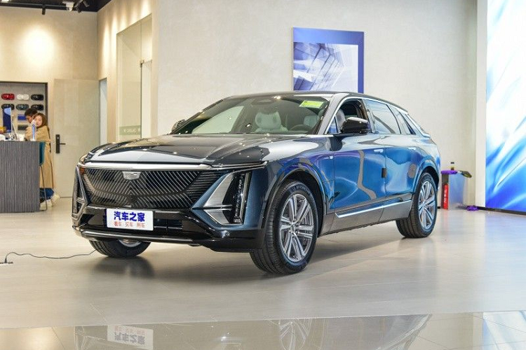 Cụ thể, trên Instagram Q&amp;A, Cadillac cho biết Lyriq AWD sẽ sở hữu công suất 500 mã lực, đưa mẫu xe này mạnh ngang ngửa BMW iX 516 mã lực. So với Lyriq dẫn động cầu sau 340 mã lực / 440 Nm. Mức giá xe Cadillac Lyriq 2022 từ 59.990 USD (khoảng 1,38 tỷ đồng), bản AWD mới chắc chắn sẽ đắt hơn.