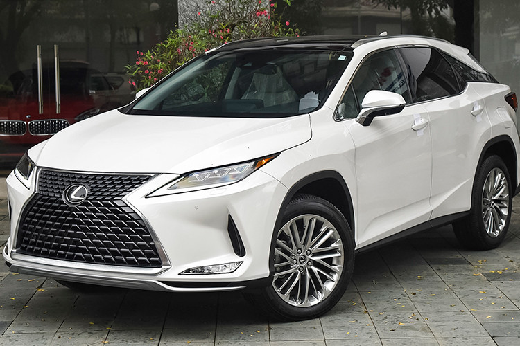 Chiếc RX350 2022 mà chúng tôi nhắc đến trong bài được nhập nguyên chiếc từ Mỹ về Việt Nam thông qua đại lý tư nhân tại Hà Nội và được chào bán gần 5 tỷ đồng. Về cơ bản, cả Lexus RX350 2022 nhập chính hãng và tư nhân đều gần giống khác, chỉ khác ở một số trang bị.