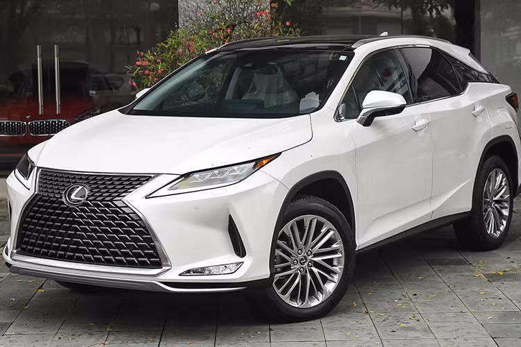Chiếc RX350 2022 mà chúng tôi nhắc đến trong bài được nhập nguyên chiếc từ Mỹ về Việt Nam thông qua đại lý tư nhân tại Hà Nội và được chào bán gần 5 tỷ đồng. Về cơ bản, cả Lexus RX350 2022 nhập chính hãng và tư nhân đều gần giống khác, chỉ khác ở một số trang bị.