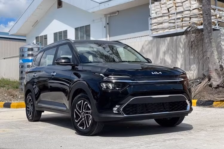 Về truyền động, Kia Carens bản 1.5MPI dùng động cơ Smartstream Gamma II 1.5L 4 xi-lanh, hút khí tự nhiên, cho công suất 113 mã lực và mô-men xoắn 144 Nm, đi kèm hệ dẫn động cầu trước và hộp số IVT - một biến thể khác của CVT. Trong khi đó, bản 1.4T dùng động cơ tăng áp Kappa 1.4L 4 xi-lanh cho công suất 138 mã lực và 242 Nm, kết hợp hộp số ly hợp kép 7 cấp.