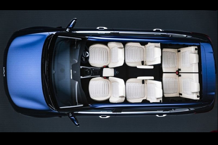 Di chuyển vào bên trong, Kia Carens 2022 tại Indonesia đạt tiêu chuẩn với nội thất bọc da, ghế trước làm mát, hệ thống đèn nội thất, màn hình TFT LCD 4,2 inch trong cụm đồng hồ, hệ thống thông tin giải trí với màn hình cảm ứng 8 inch tương thích Apple CarPlay và Android Auto, dàn âm thanh 8 loa Bose, điều hòa tự động (với cửa gió cho cả hai hàng ghế sau) và sạc không dây chuẩn Qi.