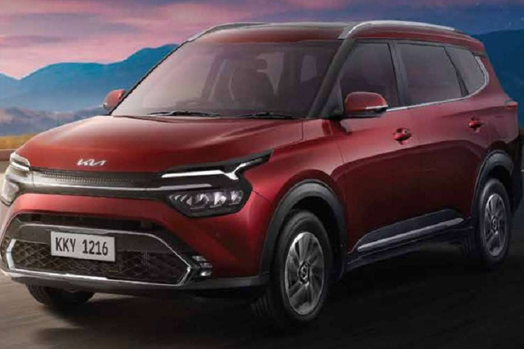 Tất cả các phiên bản Kia Carens 2022 mới tại thị trường Indonesia đều được trang bị mâm hợp kim 16 inch, đèn pha, đèn hậu full LED, gương chiếu hậu gập điện, cửa sổ trời chỉnh điện, hệ thống treo trước McPherson và hệ thống treo sau đa liên kết.