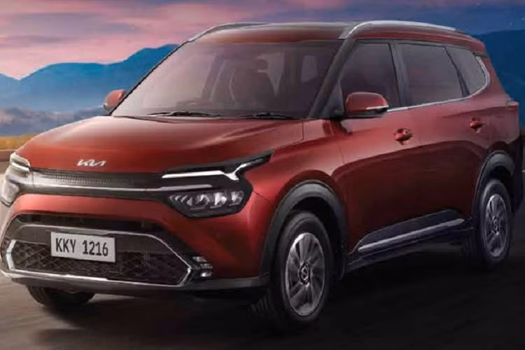 Tất cả các phiên bản Kia Carens 2022 mới tại thị trường Indonesia đều được trang bị mâm hợp kim 16 inch, đèn pha, đèn hậu full LED, gương chiếu hậu gập điện, cửa sổ trời chỉnh điện, hệ thống treo trước McPherson và hệ thống treo sau đa liên kết.