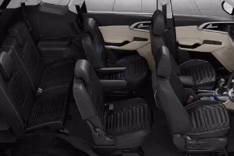 Bản tiêu chuẩn 1.5MPI có cấu hình 7 ghế (2-3-2), trong khi bản cao cấp hơn chỉ 6 ghế (2-2-2), với hàng ghế thứ hai có hai ghế tách biệt. Cả hai phiên bản đều có tính năng nút bấm một chạm chỉnh hàng ghế thứ hai trượt lên để ra, vào hàng ghế sau dễ dàng hơn, và bàn gấp cho hành khách ở hàng ghế thứ hai.