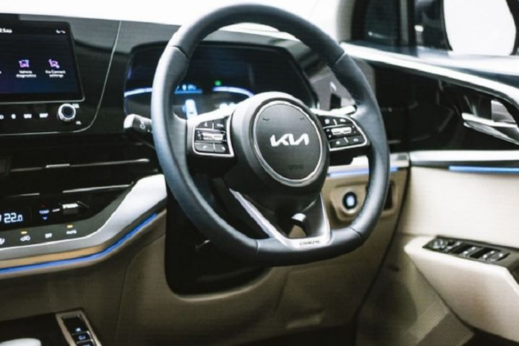 Giống như các mẫu xe mới khác của Kia, Carens 2022 được áp dụng ngôn ngữ thiết kế Opposites United, mang đến ngoại hình mạnh mẽ và hiện đại. Phần đầu xe được trang bị lưới tản nhiệt hình lục giác cỡ lớn cùng hệ thống đèn 2 tầng với dải đèn LED định vị ban ngày nằm trên và đèn pha ở dưới.