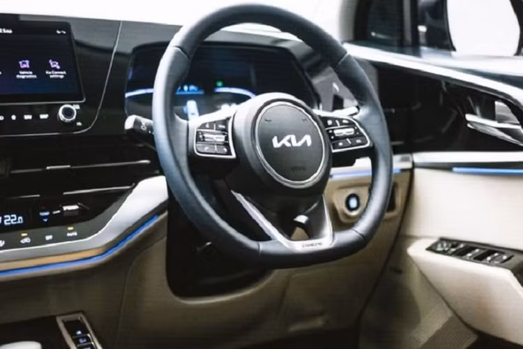 Giống như các mẫu xe mới khác của Kia, Carens 2022 được áp dụng ngôn ngữ thiết kế Opposites United, mang đến ngoại hình mạnh mẽ và hiện đại. Phần đầu xe được trang bị lưới tản nhiệt hình lục giác cỡ lớn cùng hệ thống đèn 2 tầng với dải đèn LED định vị ban ngày nằm trên và đèn pha ở dưới.