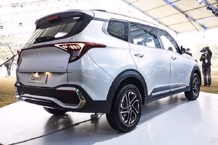 Vào tháng 6 năm nay, lô Carens thế hệ mới đã xuất hiện ở Việt Nam, có thể mẫu xe này sẽ sớm ra mắt khách hàng Việt dự kiến vào quý 4 năm nay.