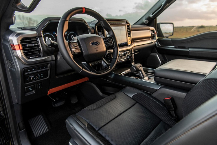 Làm thế nào mà Hennessey lại có thể tạo ra hiệu suất như vậy? Tất cả bắt đầu với việc remap bộ kiểm soát động cơ (ECU), một hành động sửa đổi làm mất hiệu lực bảo hành của Ford Motor Company. Do vậy, VelociRaptor 600 sẽ nhận được gói bảo hành ba năm của Hennessey.