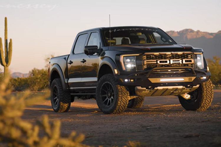 Tiếp theo, hệ thống dẫn khí vào buồng đốt của xe cũng được nâng cấp, cộng thêm sự bổ sung của một bộ làm mát lắp ở phía trước. VelociRaptor 600 cũng trở nên đặc biệt hơn vì số lượng sản xuất giới hạn. Hennessey sẽ nhắc nhở khách hàng về sự hiếm có này với hai tấm bảng mang số seri: một trong nội thất và một nằm trong khoang động cơ EcoBoost V6.