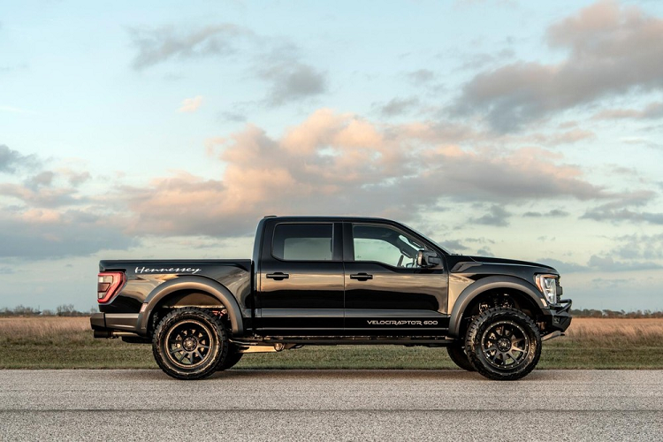 Bao gồm cả gói trang bị off-road, chiếc xe bán tải có vẻ ngoài hầm hố sẽ khiến bạn tiêu tốn khoản tiền khổng lồ 110.000 USD (tương đương 2,49 tỷ đồng). Để so sánh, một chiếc F-150 Raptor hoàn toàn mới đời năm 2022 hiện có giá bán lẻ ở Mỹ là 65.375 USD (tương đương 1,48 tỷ đồng) không bao gồm phí vận chuyển và phụ kiện tùy chọn.