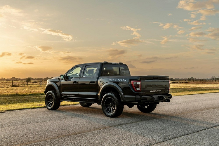 Được giới thiệu là “sự nâng cấp thượng thừa cho Ford Raptor 2022”, mẫu Hennessey VelociRaptor 600 mới có công suất 600 mã lực ở tua máy 6.000 vòng/phút và 843 Nm mô-men xoắn cực đại ở tua máy 4.000 vòng/phút. Nhà sản xuất cho biết rằng nó có thể gia tốc từ 0-96 km/h trong 4,2 giây, và chạy hết quãng đường 1/4 dặm (402 mét) trong thời gian 12,9 giây ở tốc độ 176 km/h.