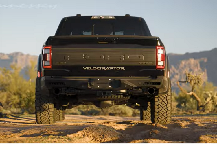 Giá xe Hennessey VelociRaptor 600 2022 bán ra là 85.950 USD (tương đương 1,949 tỷ đồng) bao gồm cả chiếc F-150 Raptor ban đầu, Hennessey VelociRaptor 600 có thể được cải tiến hơn nữa với các trang bị off-road.