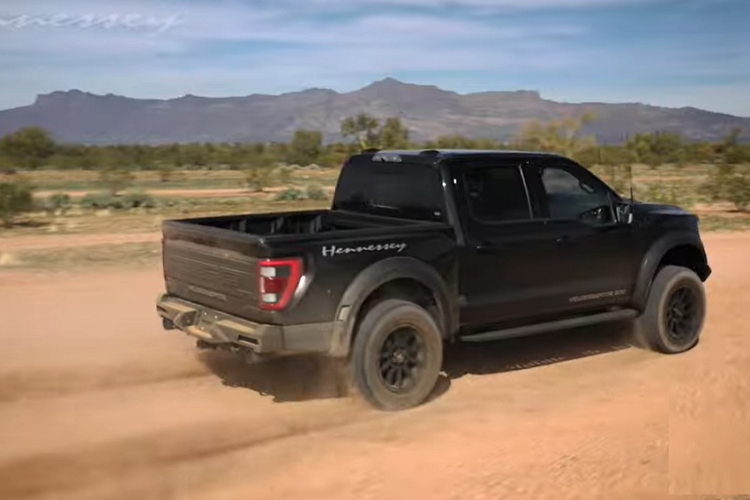 Cụ thể hơn, những nâng cấp bao gồm tấm cản trước và sau cơ bắp hơn, thanh đèn LED ở cản trước, bộ la-zăng 20 inch kết hợp với lốp 35 inch, cũng như bộ cân bằng hệ thống treo trước để nâng tổng thể thêm 3 (7,6 cm).