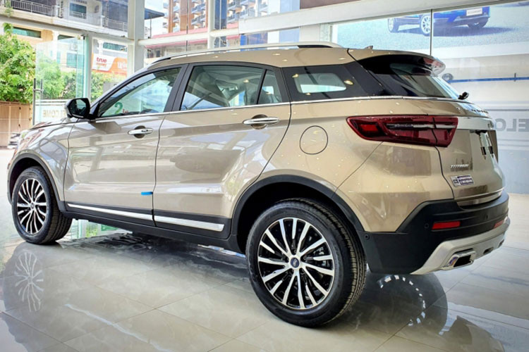 Được áp dụng ngôn ngữ thiết kế mới của hãng Ford, mẫu SUV hạng C này sở hữu lưới tản nhiệt trước cỡ lớn với mắt lưới hình tổ ong và hệ thống đèn trước chia thành 2 tầng. Trong đó, dải đèn LED định vị ban ngày hình móc câu nối liền với nẹp mạ crôm trên đỉnh lưới tản nhiệt.