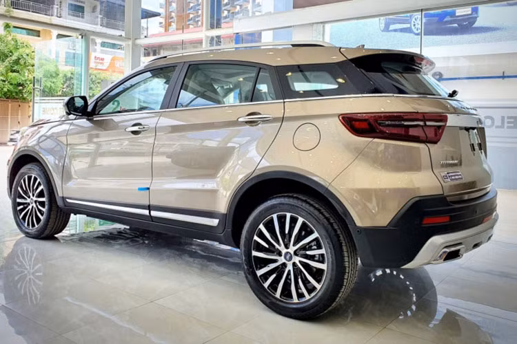 Được áp dụng ngôn ngữ thiết kế mới của hãng Ford, mẫu SUV hạng C này sở hữu lưới tản nhiệt trước cỡ lớn với mắt lưới hình tổ ong và hệ thống đèn trước chia thành 2 tầng. Trong đó, dải đèn LED định vị ban ngày hình móc câu nối liền với nẹp mạ crôm trên đỉnh lưới tản nhiệt.